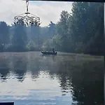 Houseboats Mookerplas Met Dakterras بيت للعطل *